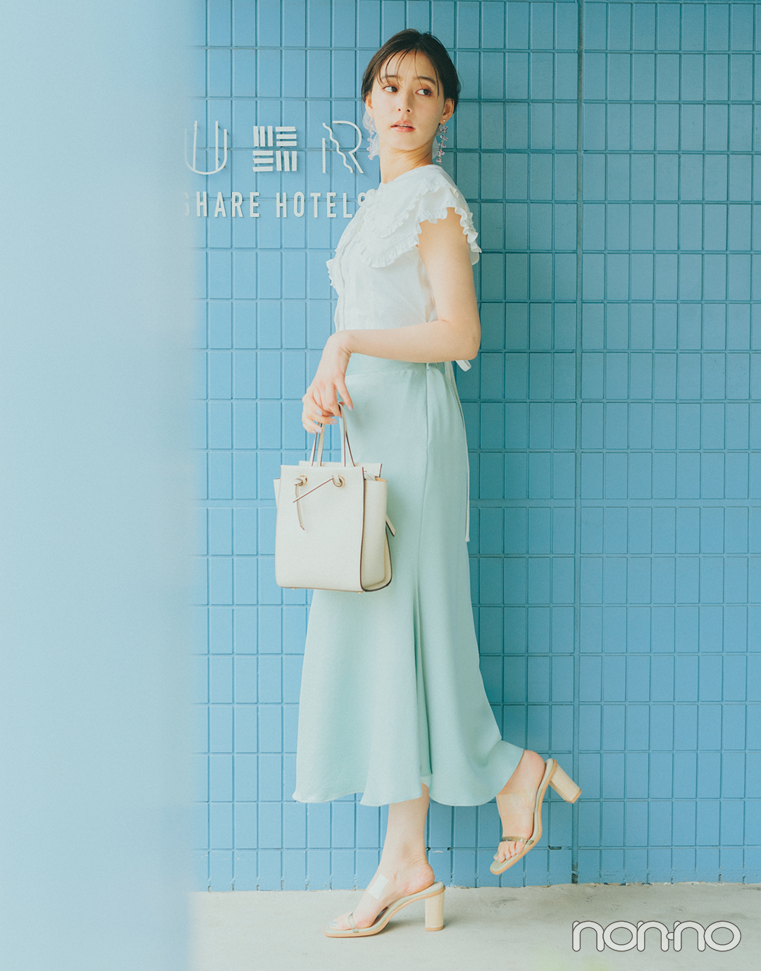 『新木優子』の『ビッグカラーブラウス』モデルカット1−2
