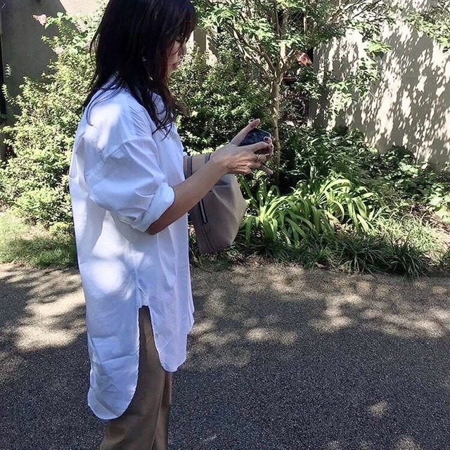 爽やかな秋晴れの日に 白シャツが気持ちいい 美女とのブランチコーデ ファッション誌marisol マリソル 40代をもっとキレイに 女っぷり上々