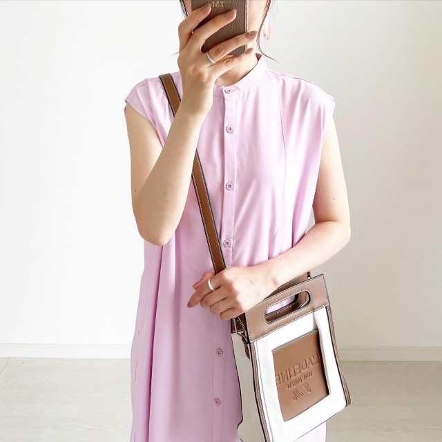 tomomiyu ライラックのシャツワンピ着用