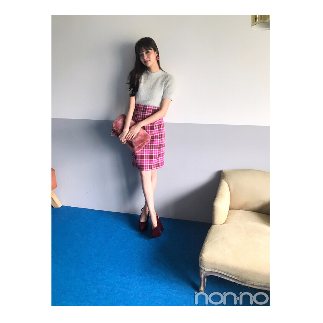 新川優愛はチェックスカートを色っぽく着こなし【毎日コーデ】_1_1