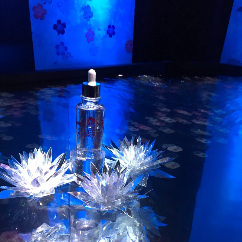 クレドポーのイベント、2階のハスの池に浮かんだ美容液
