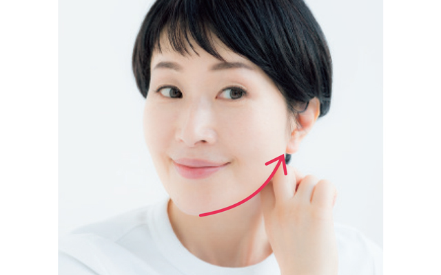 人さし指と中指を折り曲げてあごをはさみ、耳下腺まで流す