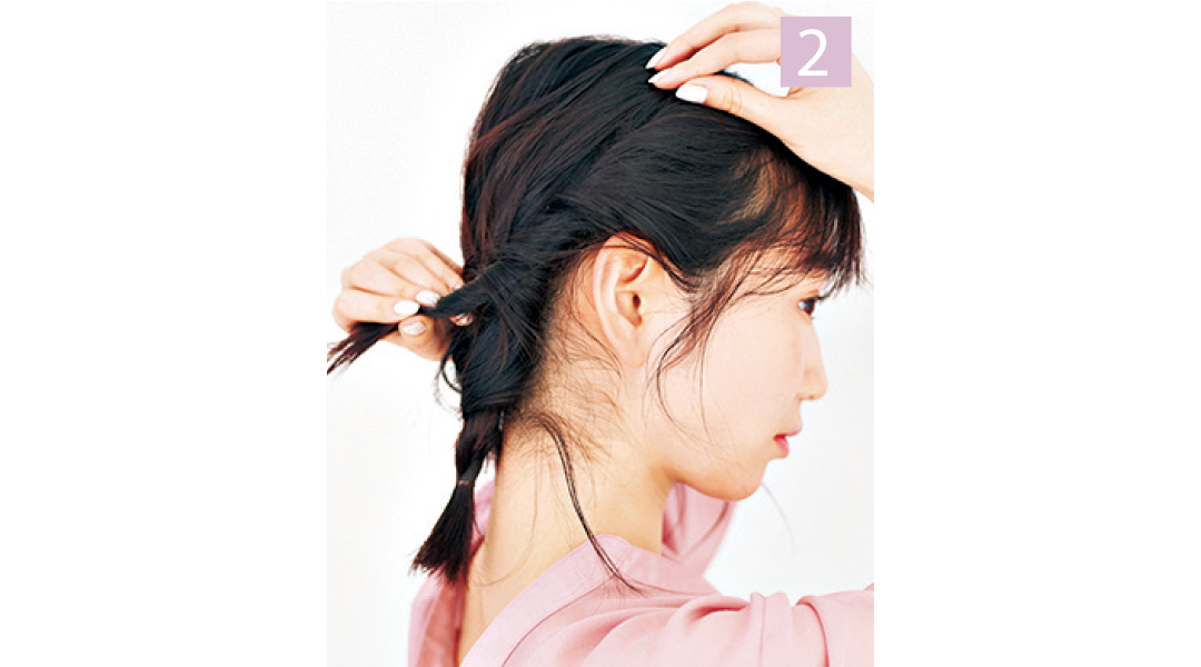 【ヘアアレンジ】大ぶりイヤリングがこなれ見えするねじり&三つ編みテク!_1_4