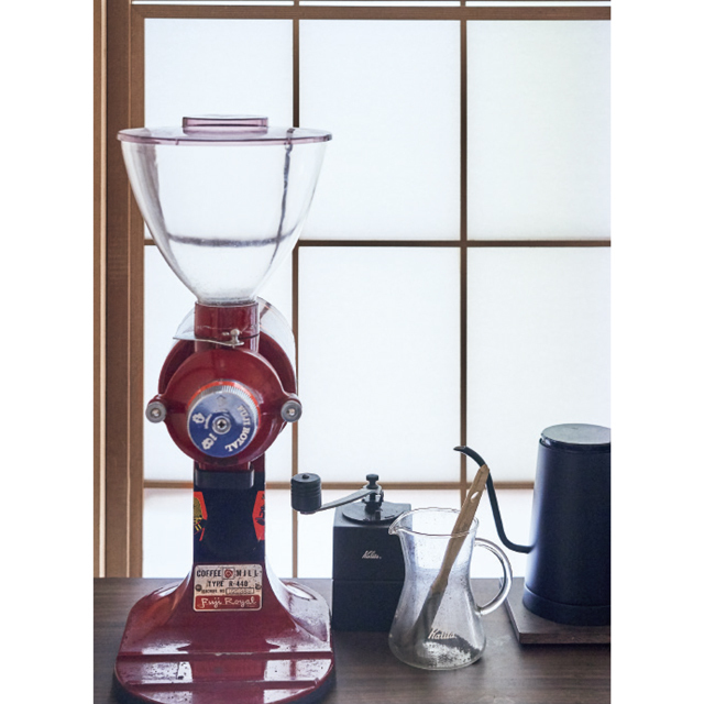 コーヒーコーナーには、かつて駒沢にあった茜屋珈琲店から譲り受けたミルなどが並ぶ。