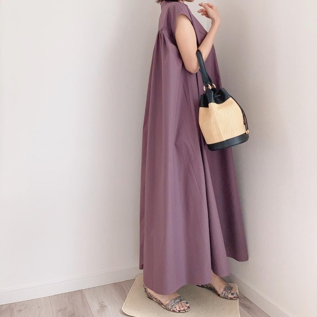 美女組 友田百子さんのシャツワンピース 姿 横向き