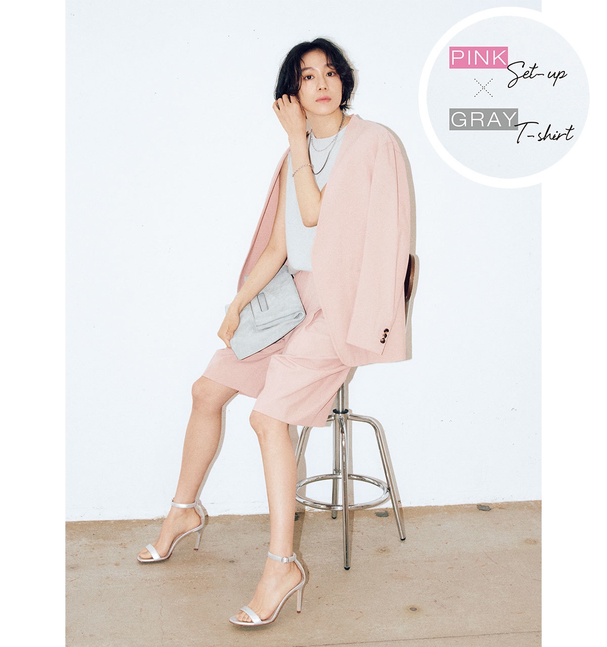 モデル竹内友梨 ジャケット¥61,600・パンツ¥31,900/イレーヴ ブラウス¥18,700(ウィム ガゼット)・バッグ¥27,500(ザ ディレッタント)/ウィム ガゼット青山店 ピアス¥45,100・ネックレス(長)¥77,000・(短)¥55,000・ブレスレット¥62,700/トムウッド プロジェクト(トムウッド) 靴¥105,600/ブルーベル・ジャパン(マノロ ブラニ