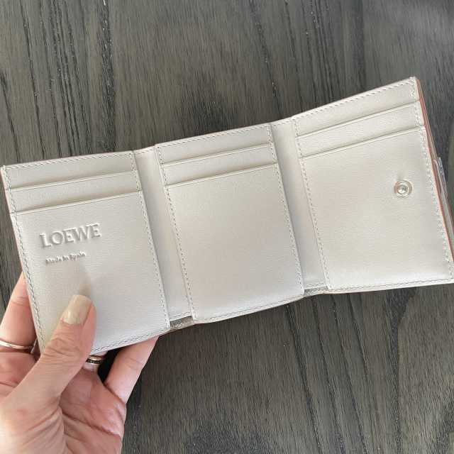「LOEWE」のアナグラム 中身