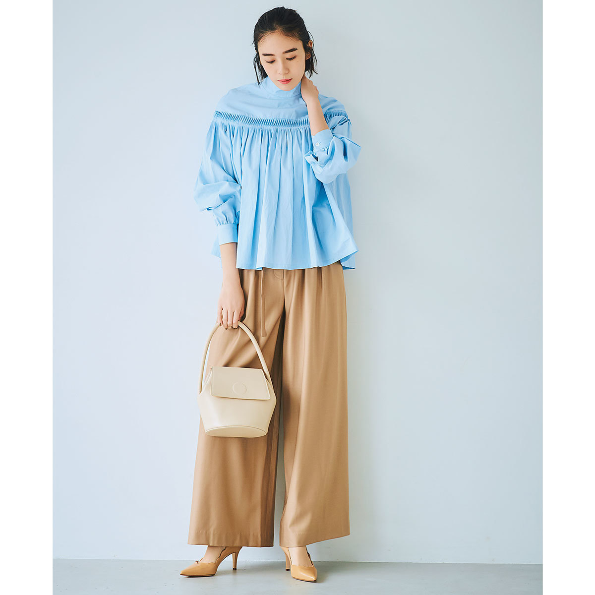 ■サックスブルーのブラウス×ベージュのワイドパンツコーデ
