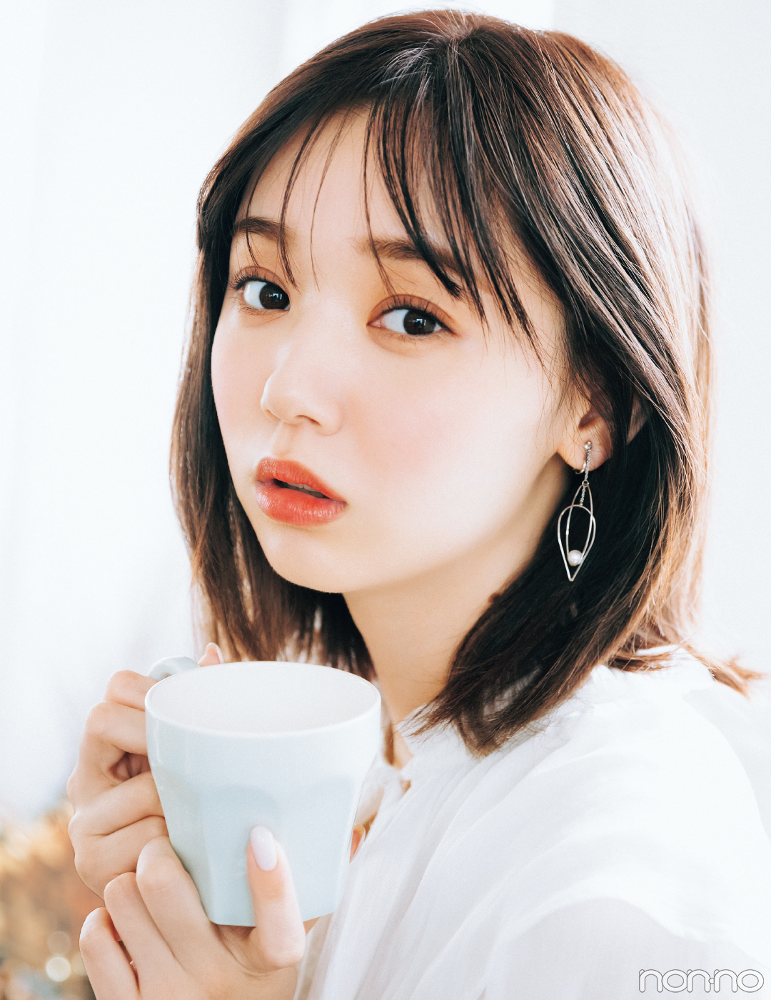 コーラルリップできれいめ&シンプルメイクの江野沢愛美