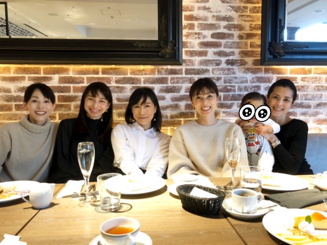 先日、美女組さんたちとの忘年会にて!
この時、着ていた白シャツもUniqlo +Jです。
Hykeのスカートとコーディネートしました。
美女組さんたちとの忘年会については、後日またお時間がある時に書きます❤︎