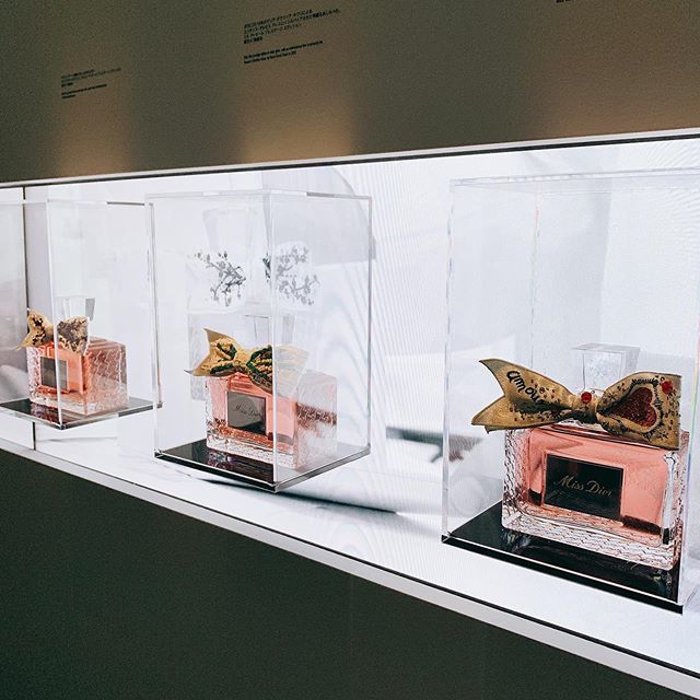 写真右に映っているのは「ミス ディオール ラブ エディション 2019」。日本製の両面織りサテンにamourの文字とハートの刺繍が施された特別なボウ。世界でわずか47個、シリアルナンバー入りで6月7日から限定発売というお宝です。(200mL ¥250,000)
