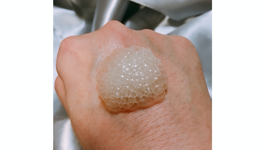 アスタリフトの新作スパークルタイトセラムのタフな泡
