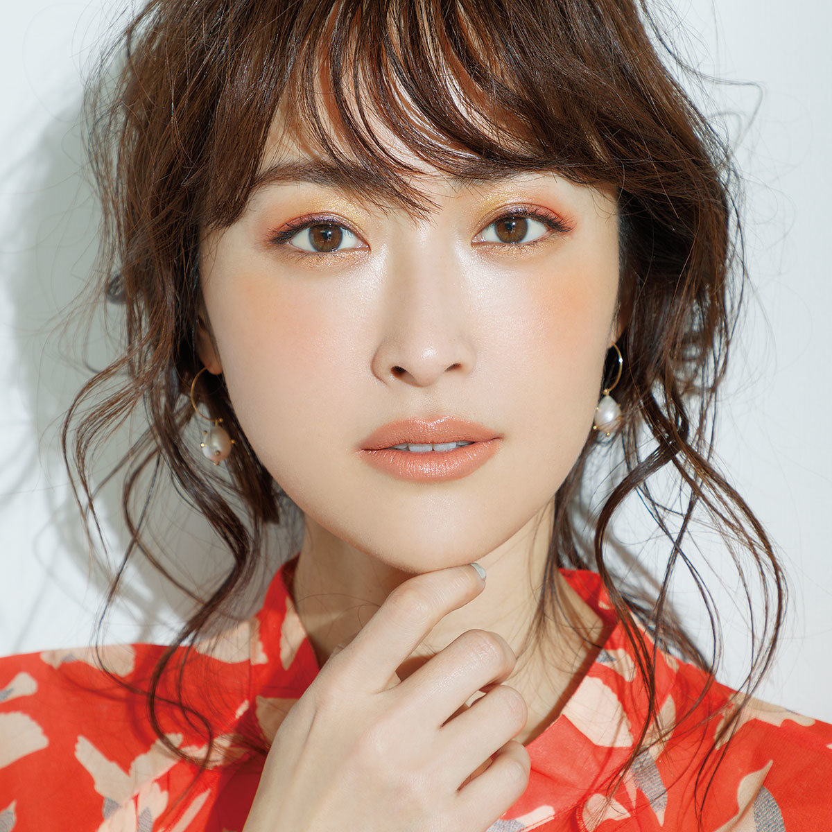 ヘルシーな春の“柑橘系カラー”に“知性的”なニュアンスを与えるテク【幸せ顔メイク】_1_5
