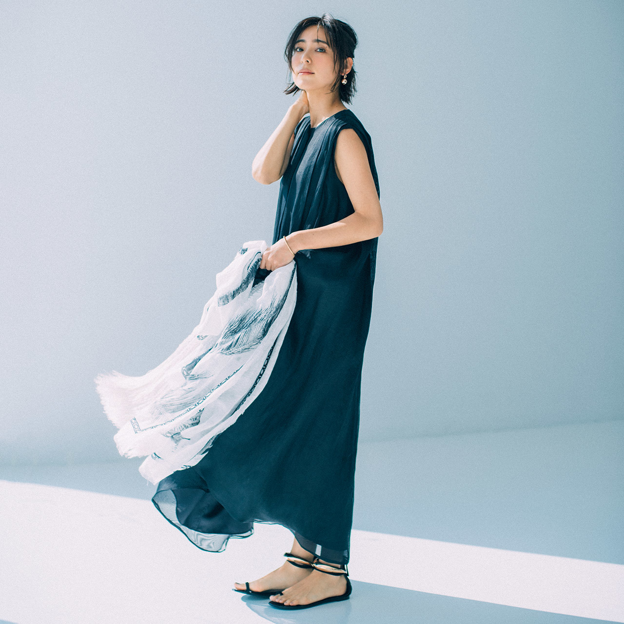 黒のノースリーブワンピースコーデを着たモデルの小泉里子さん