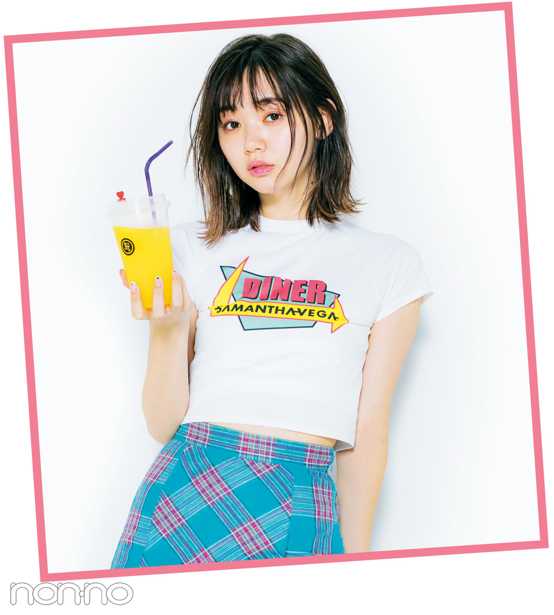 人気モデルの白Tシャツコーデ♡ふみかのロゴ、愛美のショート丈、玲奈のユニクロユーをチェック!_1_3