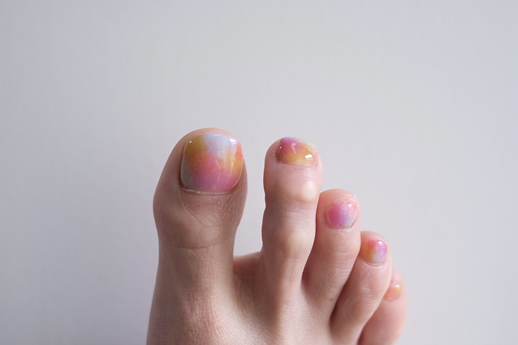 タイダイを足元に 今年のフットネイル始めました 22夏 ファッション誌marisol マリソル 40代をもっとキレイに 女っぷり上々