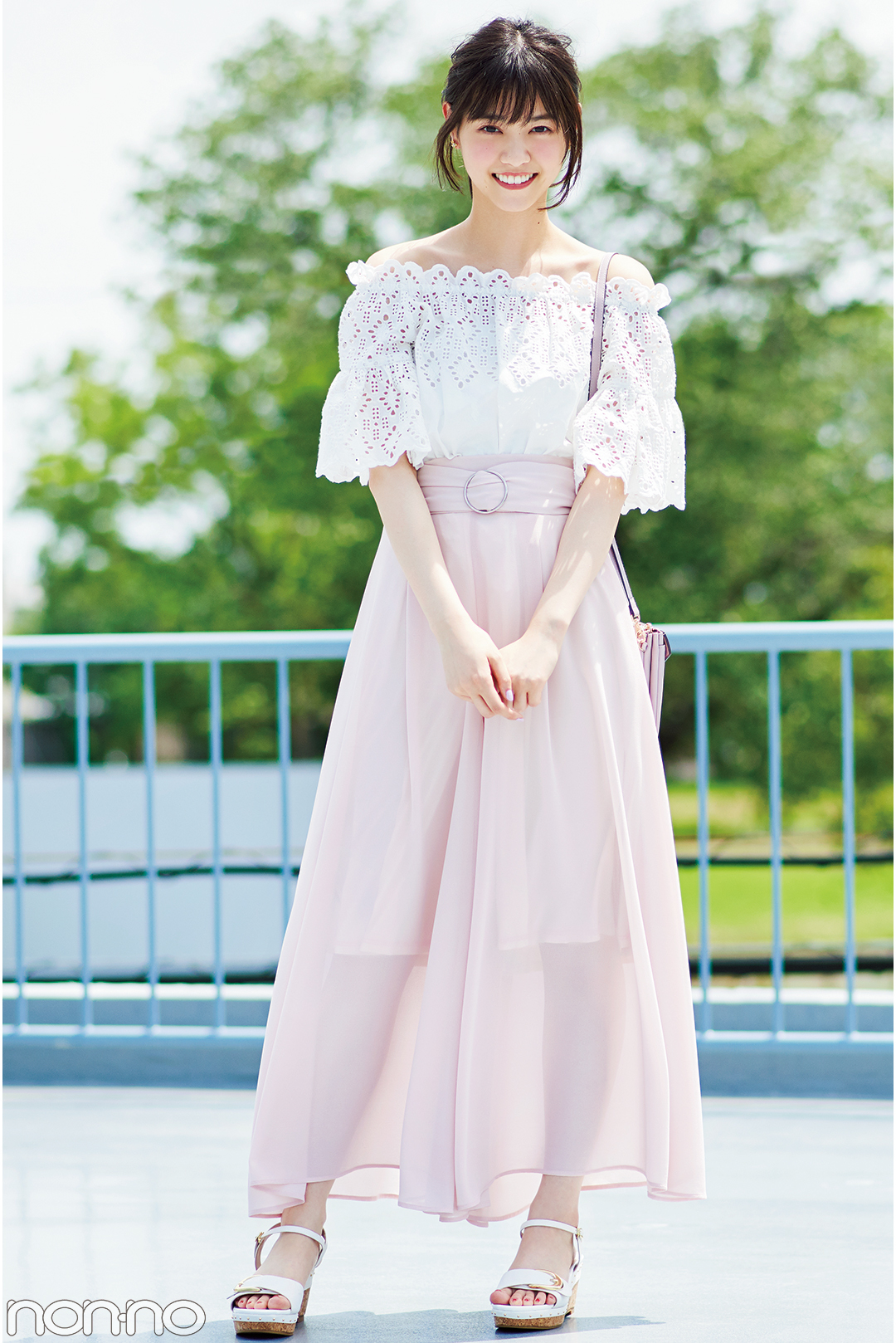 西野七瀬が着る フェミピンクのスカパン 夏コーデ３選 Non No Web ファッション 美容 モデル情報を毎日お届け