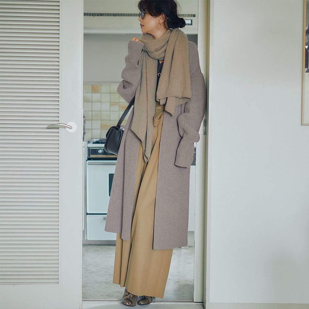 簡単なひと巻きも、すそに動きが出ることで仕上がりが変わる!【ストールの巻き方】_1_2