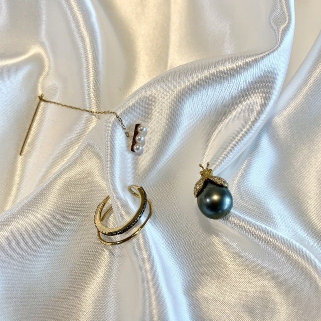 右から時計回りに、 てんとう虫ピアス #MIOHARUTAKA イヤーカフ #ARTIDAOUD チェーンピアス #hirotaka