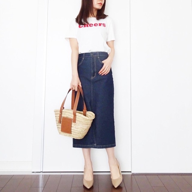 ロゴTシャツ×GUのデニムタイトスカートコーデ
