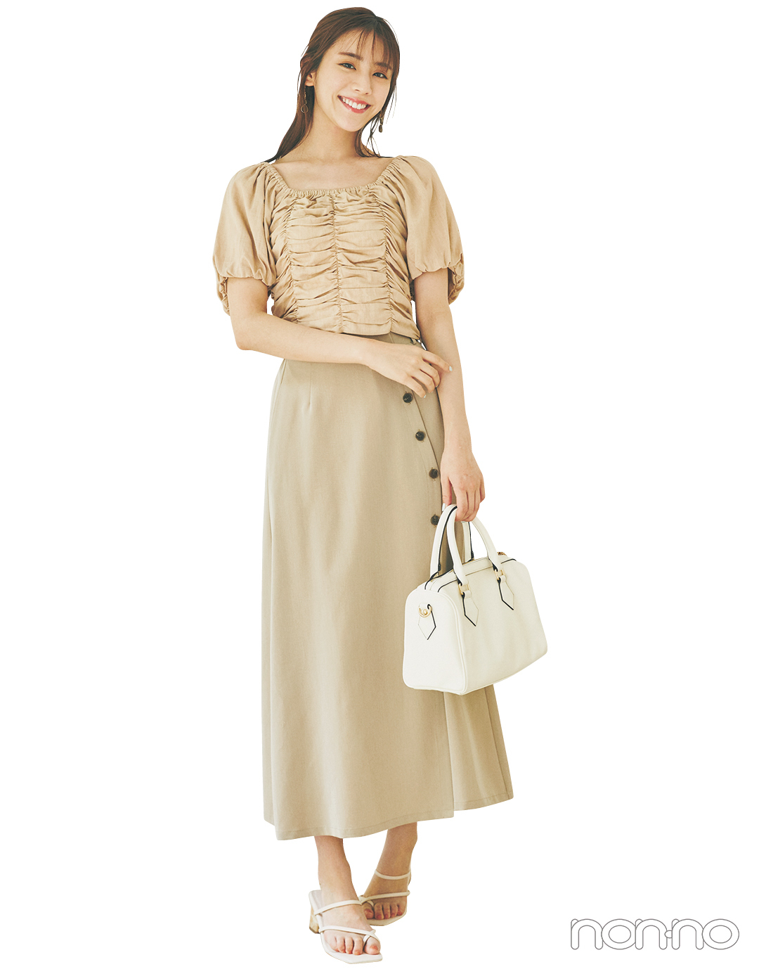 貴島明日香の大人フェミニンなベージュ派モデルカット1−1