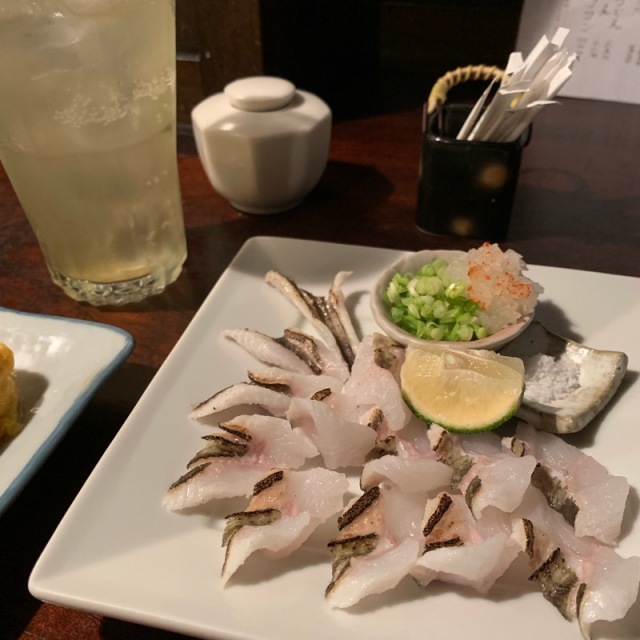 人生初の味わい「炙り穴子刺」。噛むほどに旨みがじんわり。