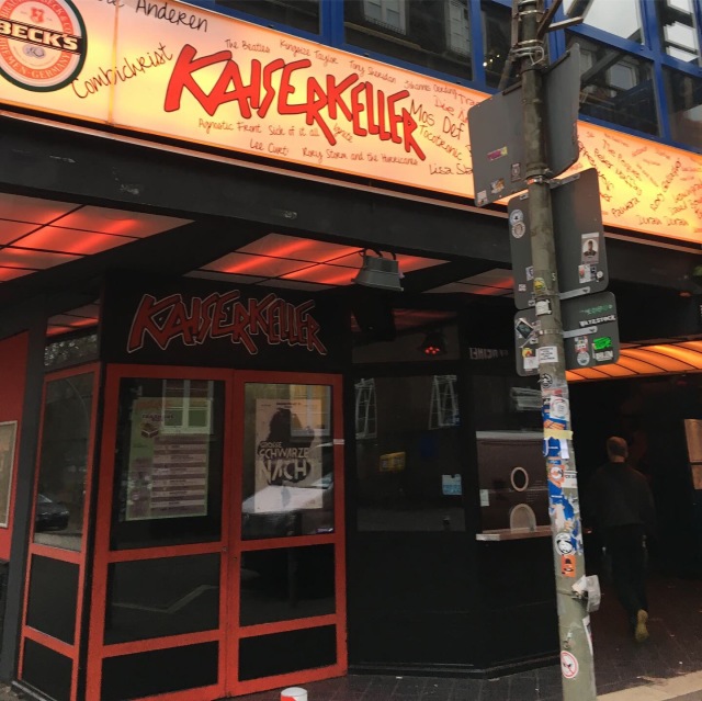 ライブハウス、「カイザー ケラー」。当時のドラムのピート・ベストが休むと、交互に演奏をしていた他のバンドのドラマーだったリンゴ・スターが代わりで叩いていたそうです。