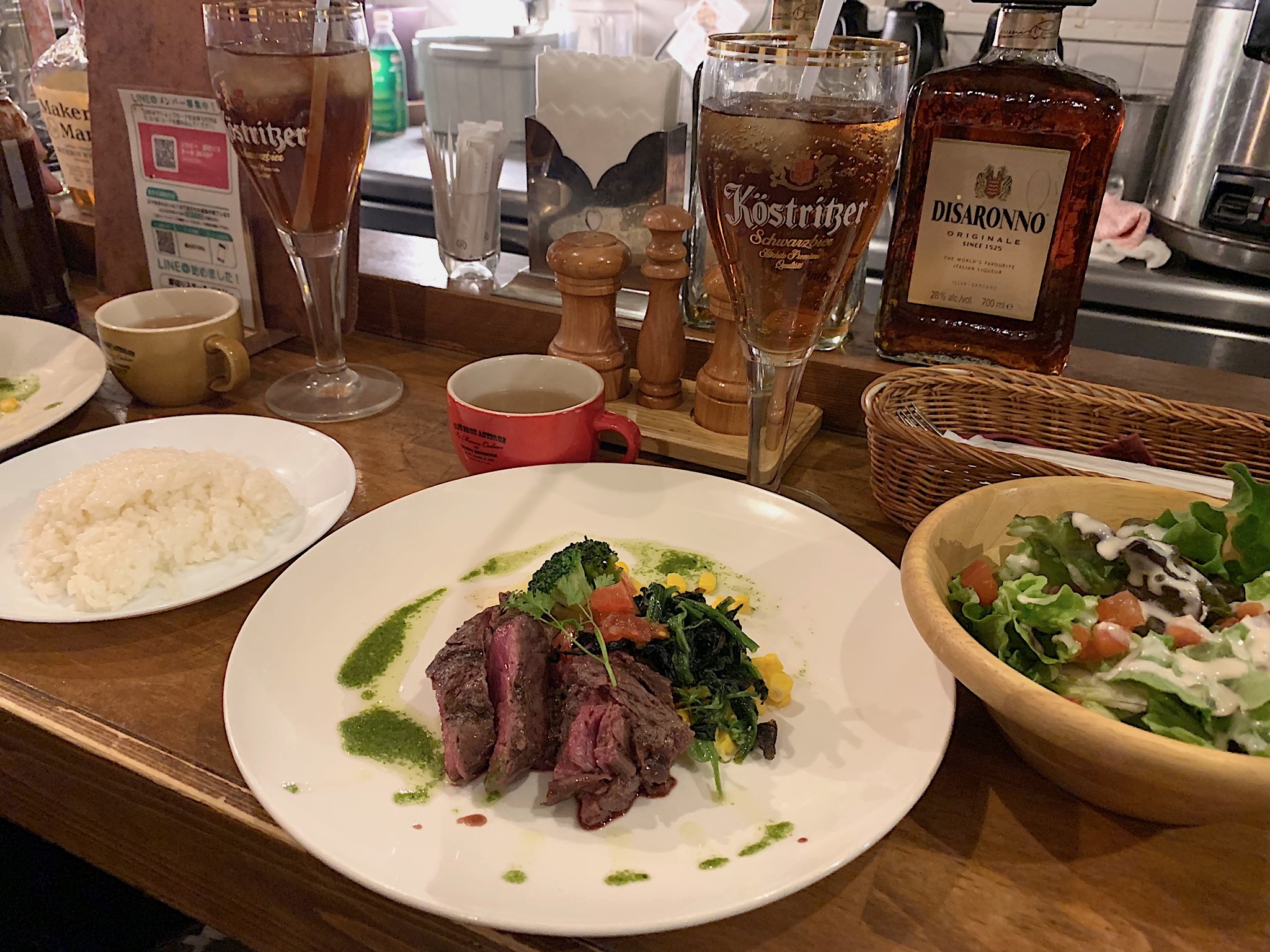 ご飯とサラダとスープのつく、セットで!ソフトドリンクは別で頼みました!