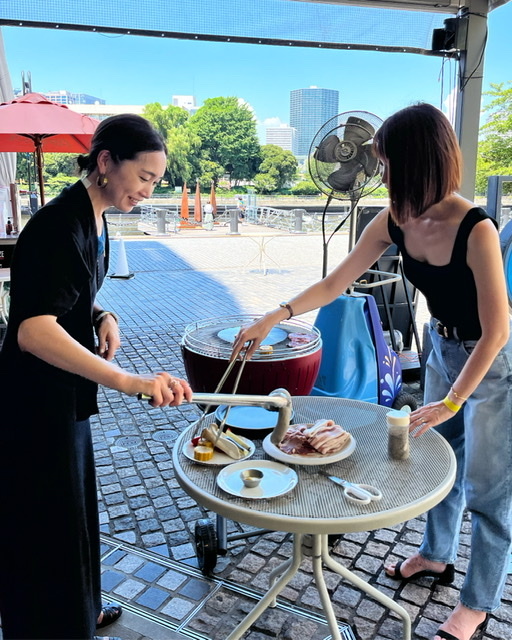 おなじみ美女組メンバーと夏の風が気持ち良いリバーサイドでテラスランチ_1_5