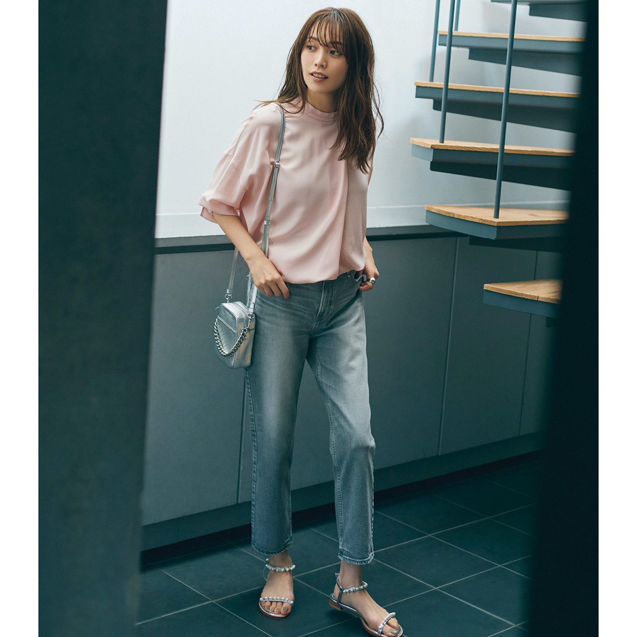 SERGE de bleuのテーパードデニム×ブラウスコーデ