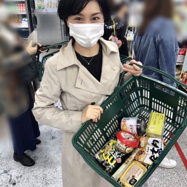 めるもちゃんの戦利品。トッポッキ、辛くないインスタントラーメン、イチオシのレトルト参鶏湯粥、コーン髭茶などなど。