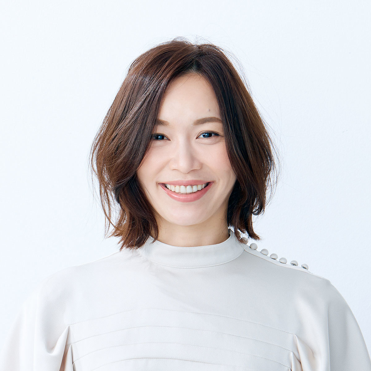 独立した前髪の動きが重めのボブに抜けをプラス 40代のボブヘア ファッション誌marisol マリソル 40代をもっとキレイに 女っぷり上々