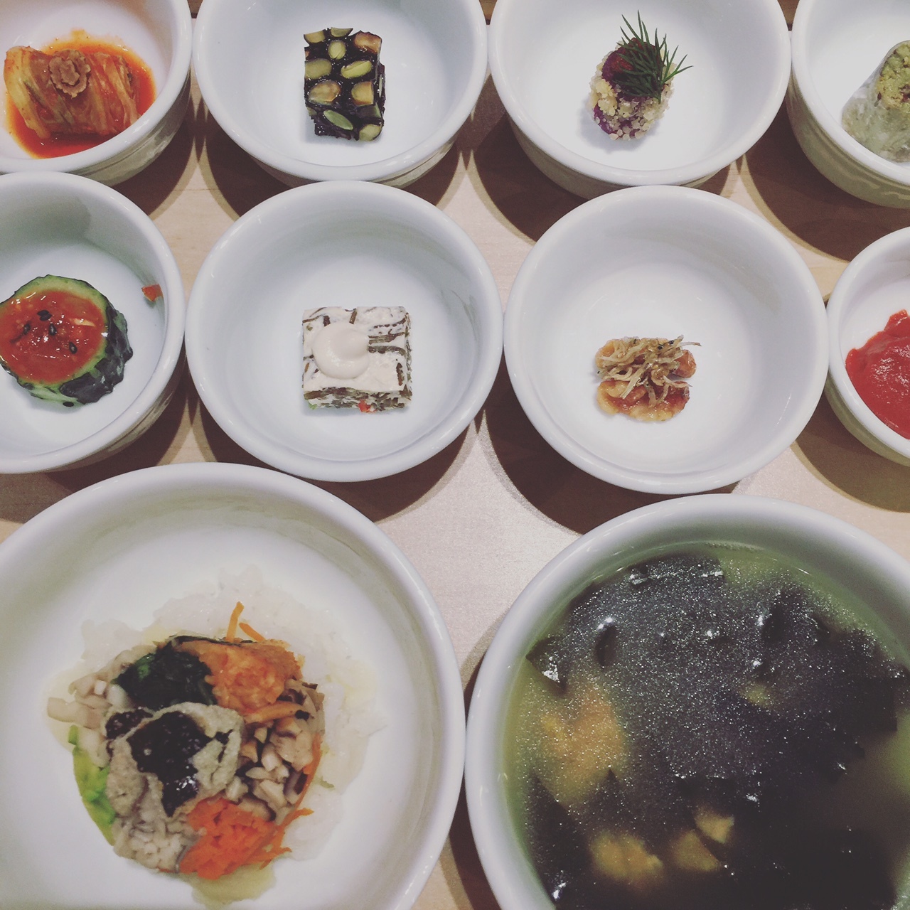 リゾート内の韓国料理、済州膳(チェジュソン)でジャガイモのビビンバとウニ入りワカメスープ。見目麗しく美味!
