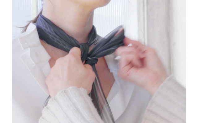 菱形スカーフを長く垂らして白シャツをよりモダンに マダム戸野塚の 今どきスカーフ の取り入れ方 Web Eclat 50代女性のためのファッション ビューティ ライフスタイル最新情報