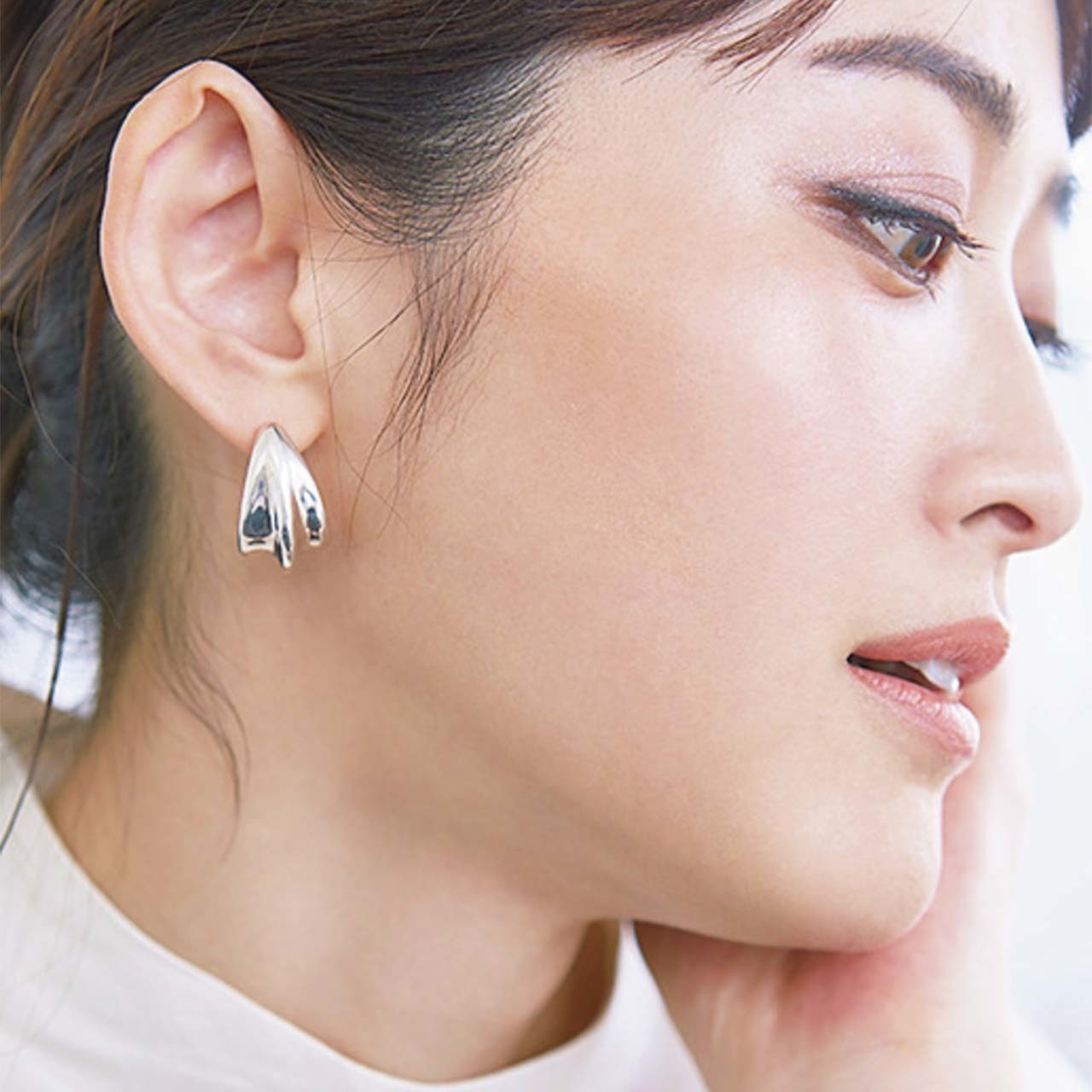 骨格を強調しつつツヤ&チークで優しさも