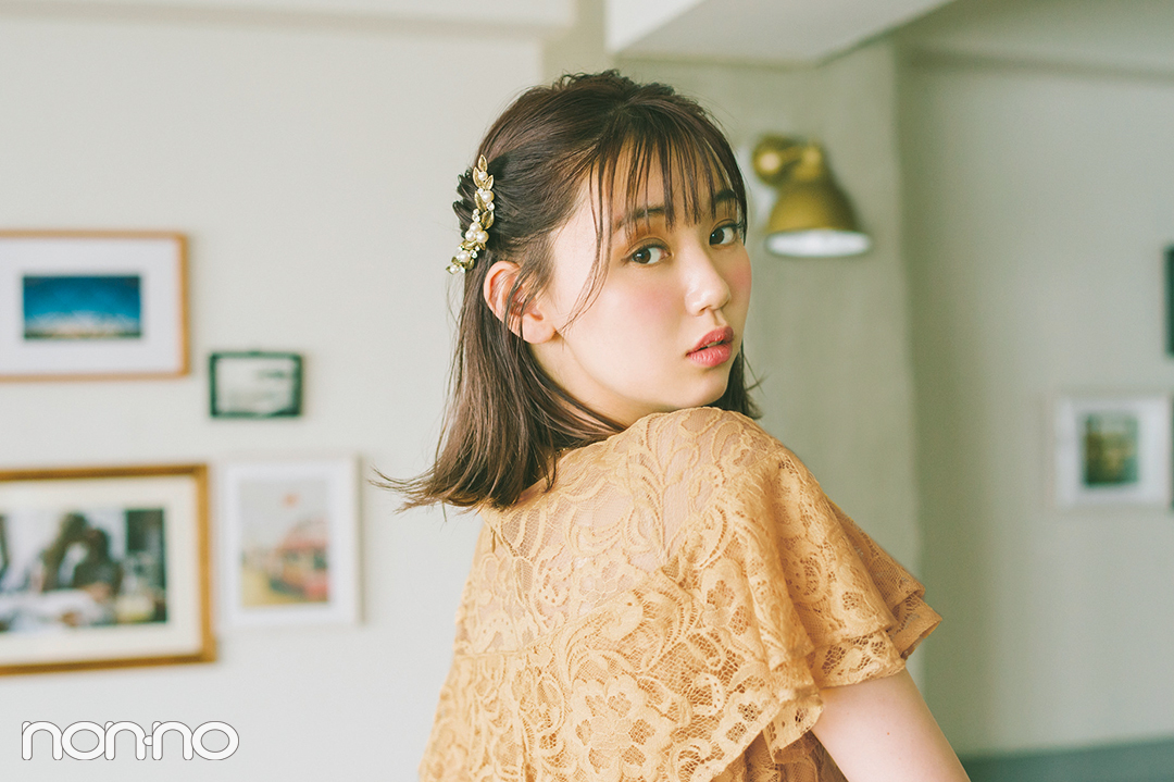 顔回りを華やかに見せるケープ風のフリルディテール