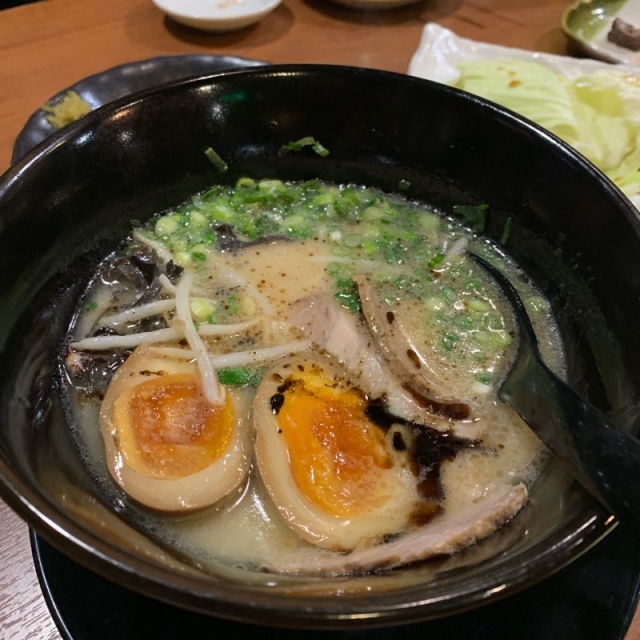 ラーメンを食べないと博多の夜は〆られない。