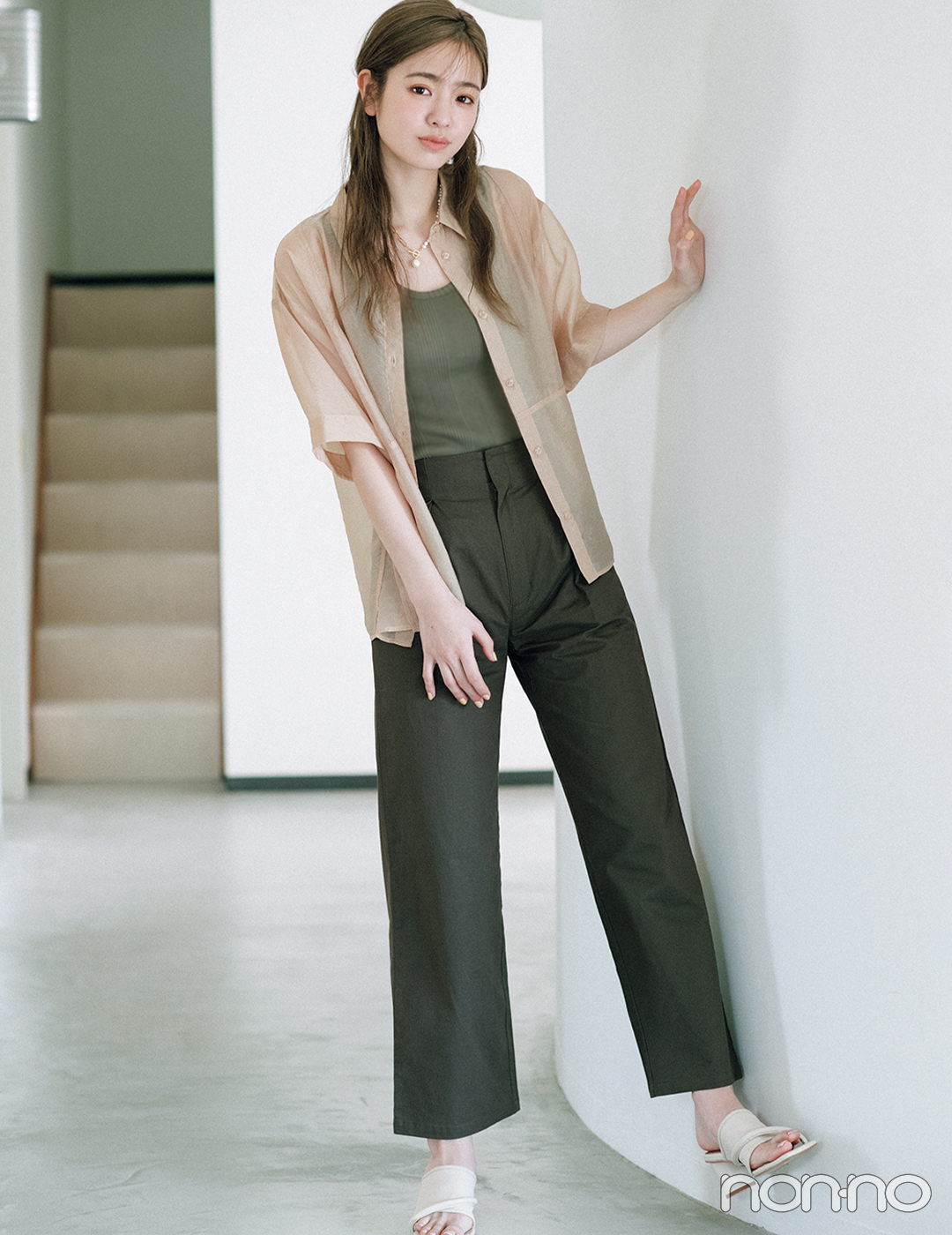シアーシャツでパンツコーデを女らしく 大学生の毎日コーデ Non No Web ファッション 美容 モデル情報を毎日お届け