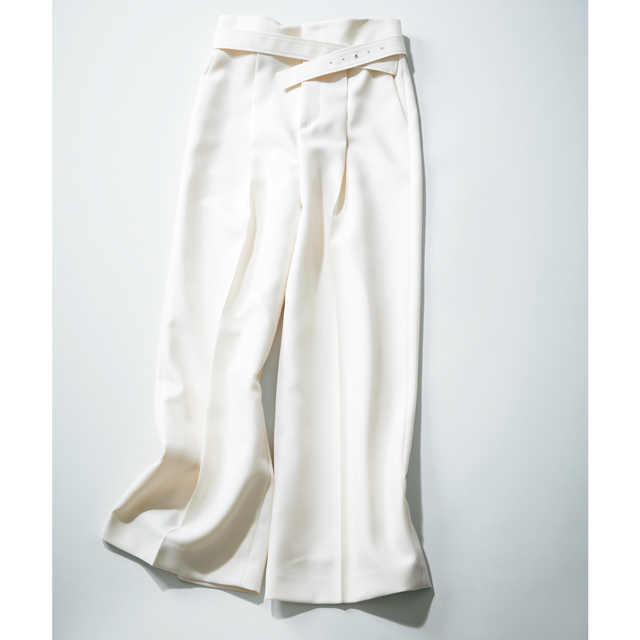 パンツ(ベルトつき)¥31,900/アナイ