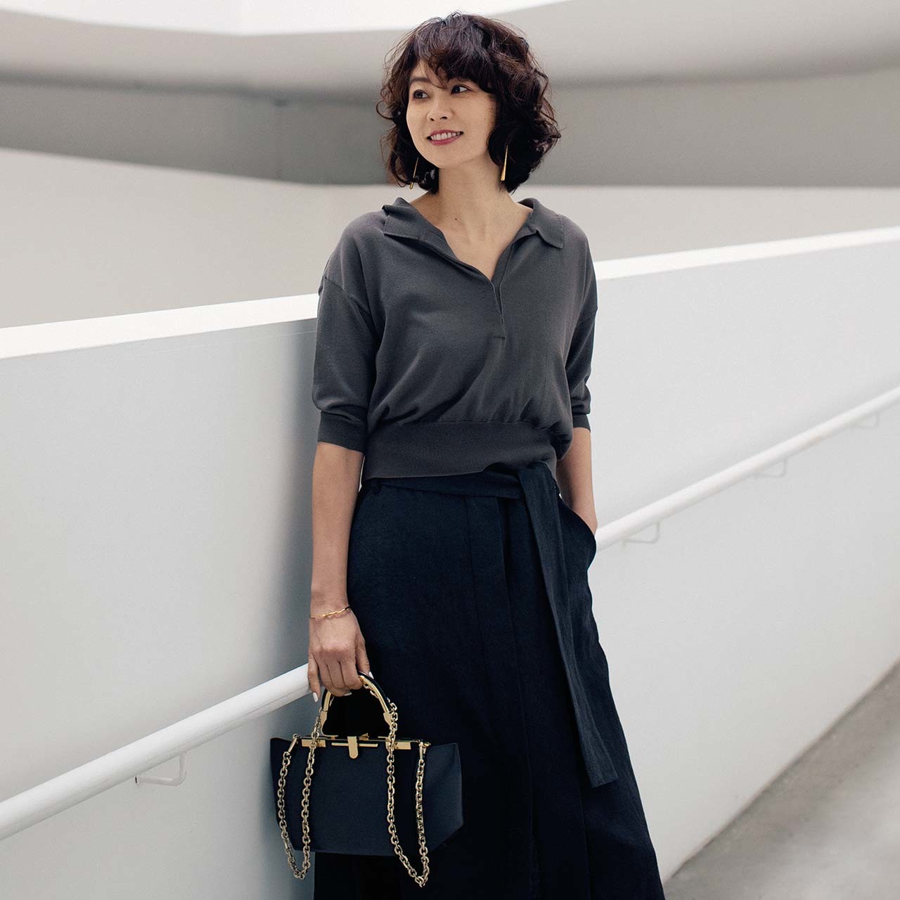 ニット×スカートコーデを着用したモデルの五明祐子さん
