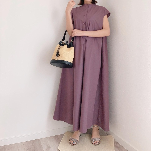 美女組 友田百子さん着用のふんわりAラインのシャツワンピース