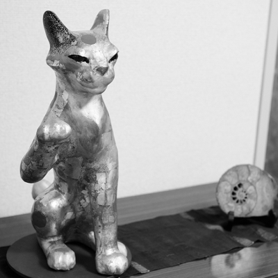 オフィスの一角で、友人から贈られた招き猫がお出迎え。