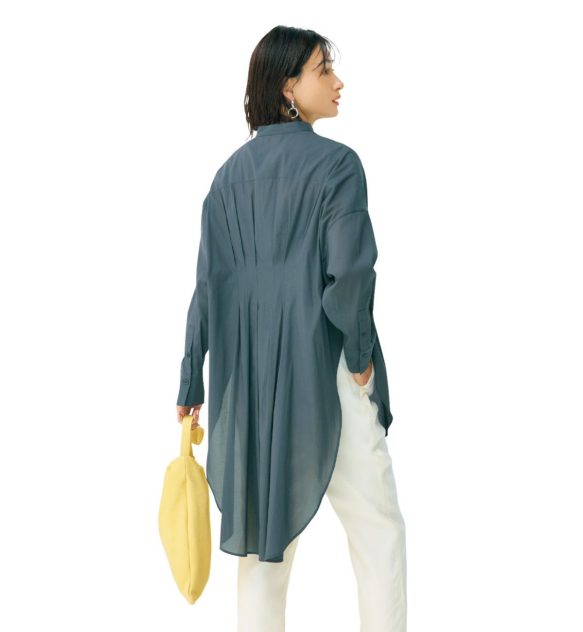 この「細見え服」がすごい!ブラウス¥30,800/ル フィル ニュウマン新宿(ルフィル) イージーパンツ¥9,900/スローブ イエナ 自由が丘店(スローブ イエナ) バッグ¥37,400/アルファ PR(アエタ) ピアス¥36,300/ブランイリス エストネーション六本木ヒルズ店(ブランイリス)