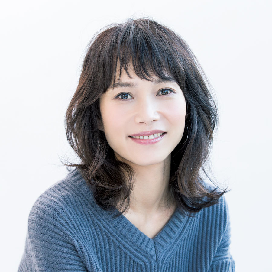 ソフトウルフ 外ハネ 短め前髪 3トレンドを大人っぽく取り入れて 40代のミディアムヘア Happy Plus One ハピプラワン