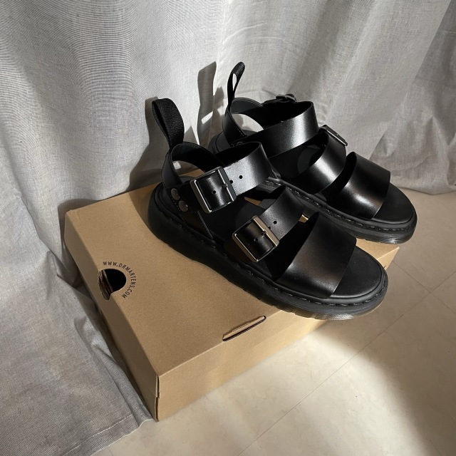 長年愛され続ける定番の Dr Martens のサンダルで気分を上げる 40代のファッション ファッション誌marisol マリソル 40代 をもっとキレイに 女っぷり上々