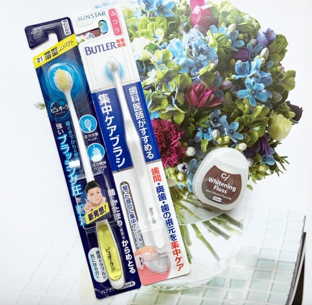 ~口元編~使用している歯ブラシ2種とフロス。力強いブラッシングによる歯のすり減り防止(*o*)で「ピュオーラ」。タフトブラシは「BUTLER」一筋!「Ciフロス」は研磨剤つきで、歯間のホワイトニングケアに♪