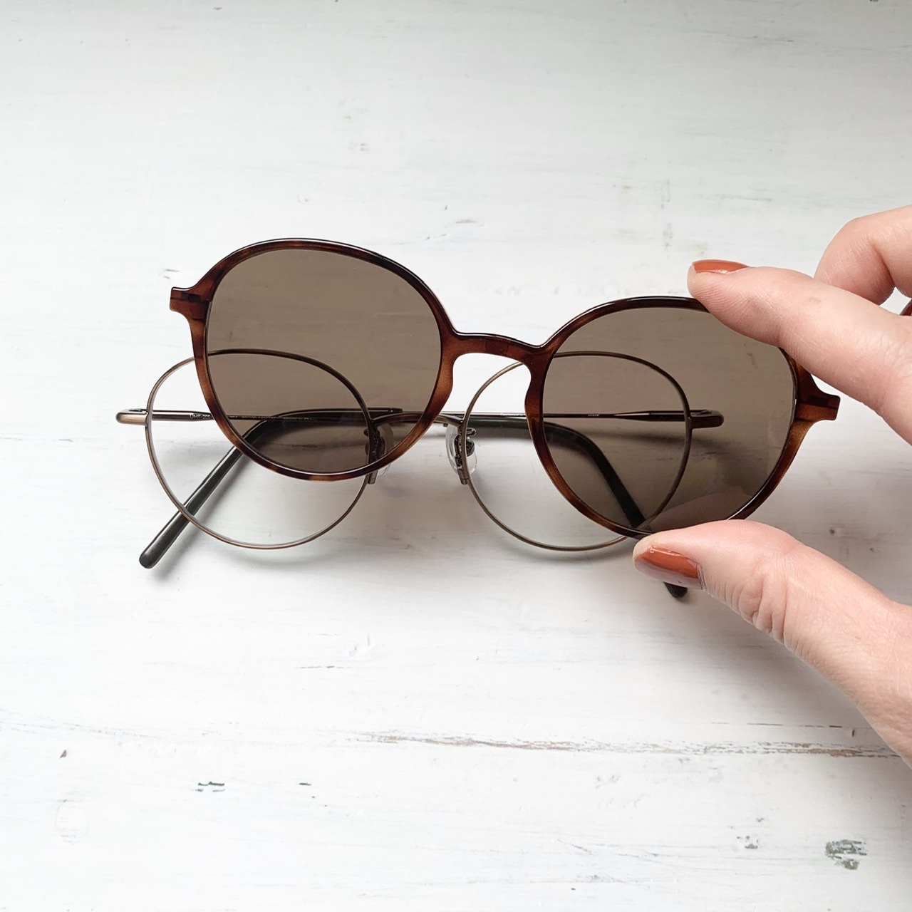 サングラスとメガネの２本持ちにサヨナラ Jinsの着せ替えグラスが優秀 ファッション誌marisol マリソル Online 40代をもっとキレイに 女っぷり上々