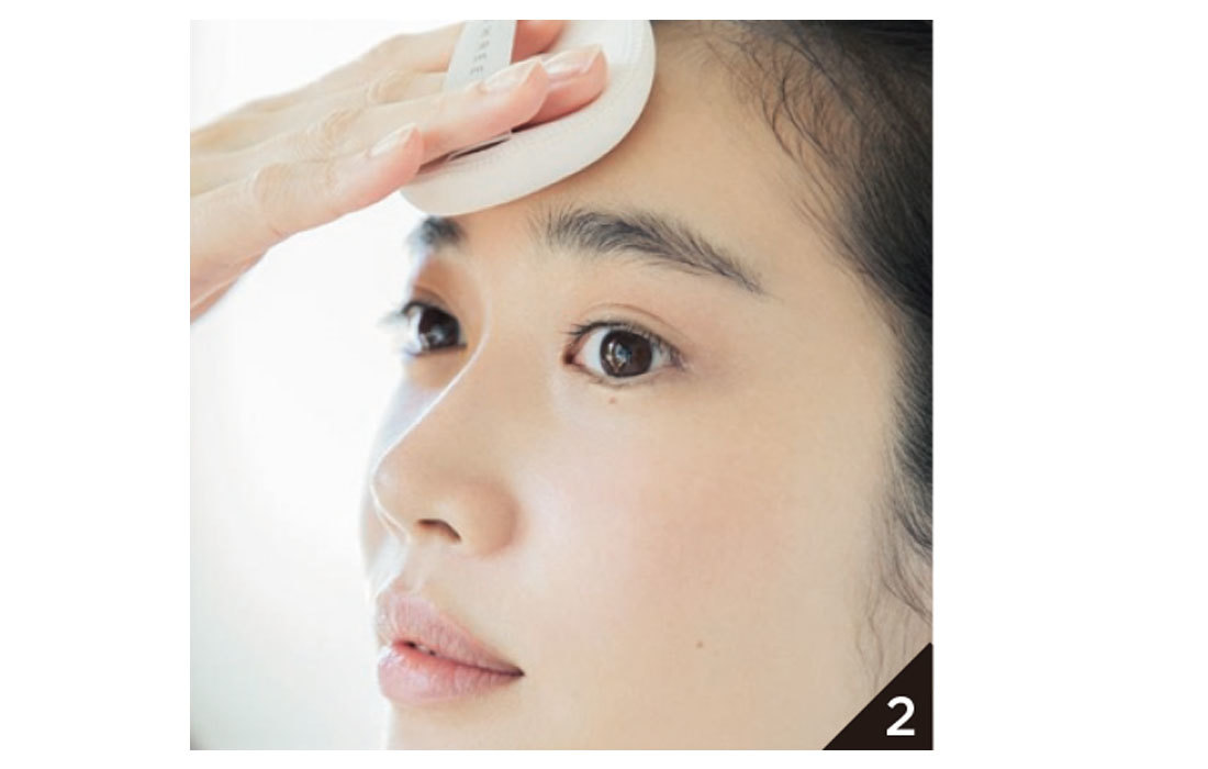 皮脂崩れしやすいTゾーンも、パフで軽く押さえていく