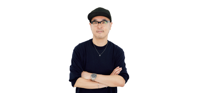 眉の印象が強いと、主張が 強く見えます。手を加えて、 優しい印象をプラスして