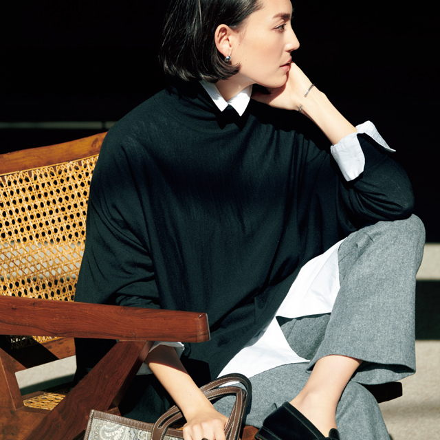 ビッグシルエットタートルと白シャツコーデのLIZA